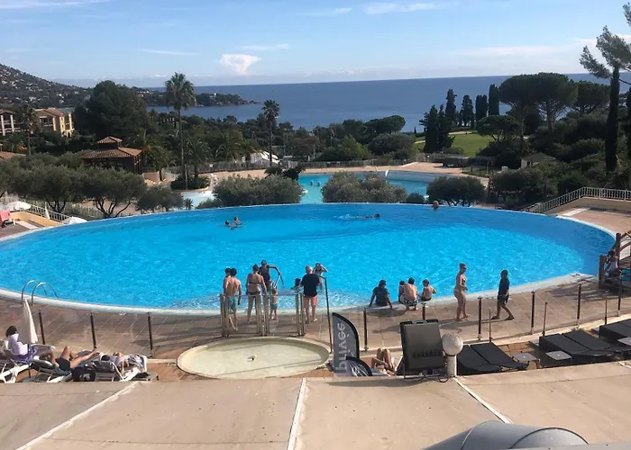 T2 Climatise Wifi Piscines Parking *